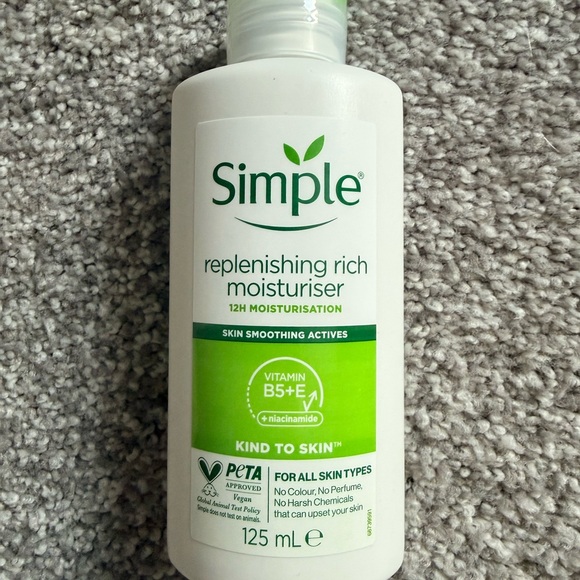 Simple Replenishing Rich Moisturizer - Green - Picture 7 of 10